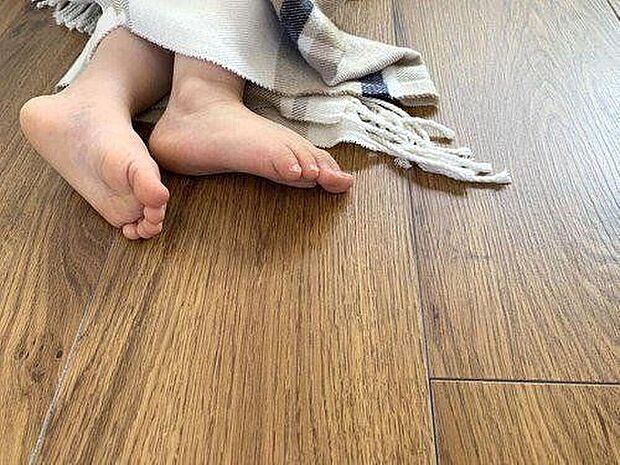 【冷暖房・空調設備】■床暖房　寒い季節でも足元から温かさを感じられ、快適に過ごせます。エアコンよりも静かで、乾燥しにくく、健康にも優しいのが特徴です。また、部屋全体が均一に暖まるため、ムラなく暖かさが広がります。