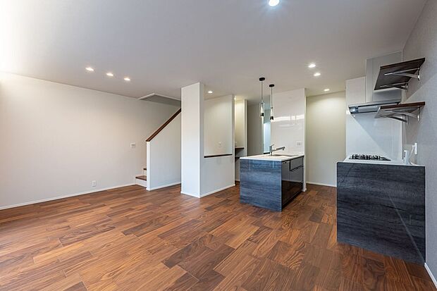 ■2号地リビング LDK内に階段を配置することで、家族の行き来が自然に見渡せ、上下階の動線をスムーズに確保。空間に一体感が生まれ、家族同士のコミュニケーションを取りやすい設計です。