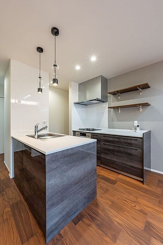 ■2号地キッチン ナチュラルなLDKに馴染む、グレーのキッチン。リビングを見渡せるカウンターキッチンなら、ご家族との会話を楽しみながら料理ができます。