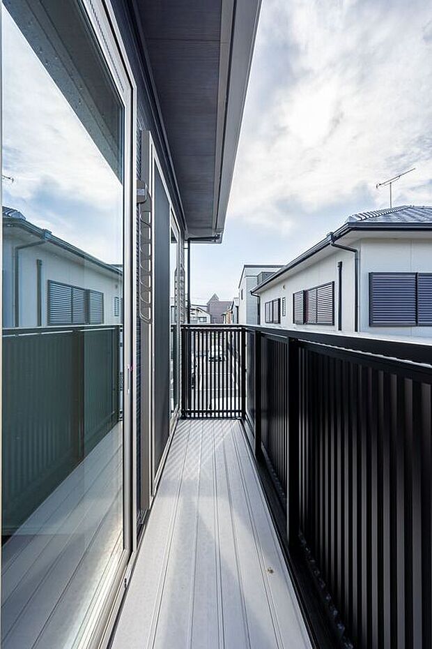 【バルコニー】■2号地バルコニー 洋室2部屋から出入り可能な南西向きバルコニーは、自然光と風をたっぷり取り込み、洗濯物干しやちょっとした植物の手入れ、布団干しなど、日常の家事動線をスムーズに確保できます。