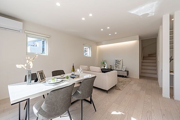 ■8号地リビング　リビング内に階段を設けることで、家族が自然と顔を合わせやすく、日々の会話が生まれる動線に。LDKが家族の中心となり、気配をほどよく感じられる空間づくりにつながります。