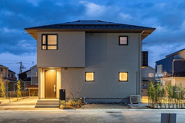 【外観】■9号地外観 　外壁は、セルフクリーニング機能のある壁材を使用し、きれいが長続きします。玄関アプローチには植栽を備えており、日々の生活の中で季節の移ろいを感じていただけます。