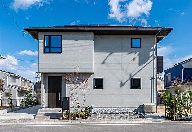 【外観】■9号地外観　グレーを基調とした外観はシックで落ち着いた印象。整ったフォルムが建物の美しい輪郭を際立たせ、周囲の街並みに調和しながら上質感を演出します。