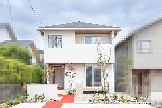 【外観】■H号地外観H号地は、白い外壁と木目のアクセントが優しい色使いの外観デザインです。駐車は最大3台可能です。（車種による）