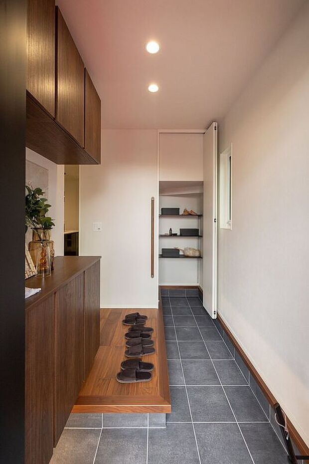 【玄関】■D号地玄関玄関には靴を履いたまま出入りのできる土間クロークがあり、アウトドアグッズやベビーカーなど屋外用品も手軽に収納することができます。