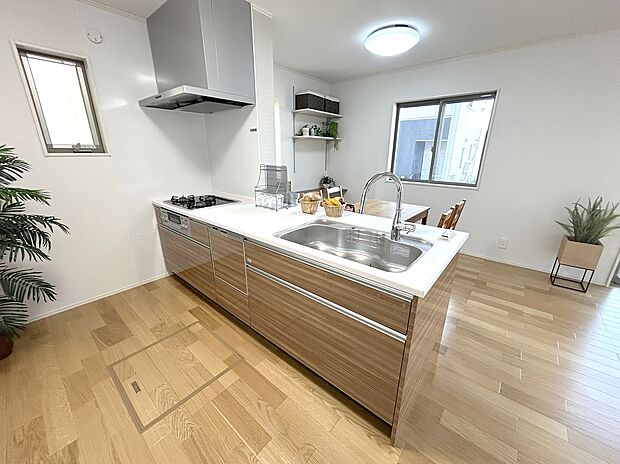 【キッチンからダイニング】セミフラットのカウンターキッチン。ダイニングテーブルへの配膳もスムーズ。キッチンにも十分光が差し込みます。