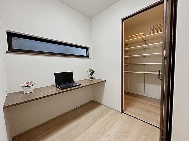 【2号棟スタディコーナー】キッチン脇にカウンターと1.5帖分のパントリーを配置。カウンターは、お子様のスタディーコーナーとしてや、趣味や家事のフリースペースとしてお使いいただけます。パントリーへは、お水などのストックに便利です