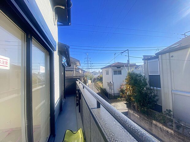 季節もの収納にも大活躍の小屋裏収納の洋室もございます!全居室収納付き!カースペース2台分!4LDKのゆとりある間取りプラン!
(現況:11月撮影)