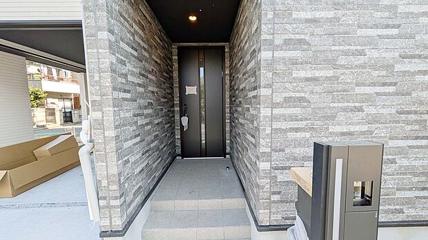 【玄関】安心のTVモニター付きインターホン!