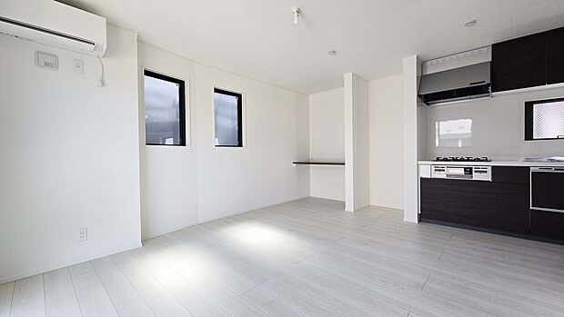 【LDK】窓がたくさんあって明るいLDK!