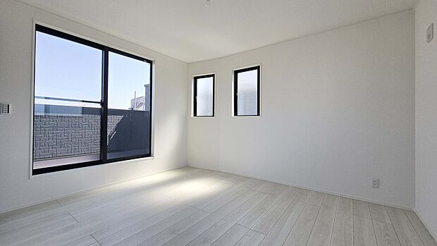 【ベッドルーム】主寝室におすすめ!窓から差し込む光が心地いい洋室!