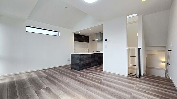 【リビング】リビングには床暖房を完備！窓がたくさんあって明るい設計！