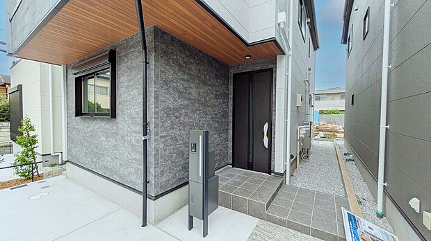 【玄関】京王線『千歳烏山』駅徒歩14分の閑静な住宅街に堂々登場!