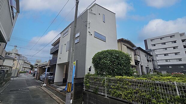 【外観写真（2026年9月撮影）】床暖房や食洗機付きシステムキッチン、浴室乾燥機付きバスルームなど設備仕様が充実！