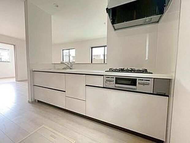 収納力豊富なシステムキッチン。大型スライド収納付きで、すっきり片付けやすいキッチンです。
床下収納もついてたっぷり収納できます♪