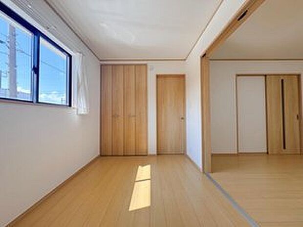 リビング続きの洋間は、2面採光を施した為、晴れの日の日中はいつも明るい室内です。
窓を開放すれば気持ちの良い風が入り込んできますよ♪