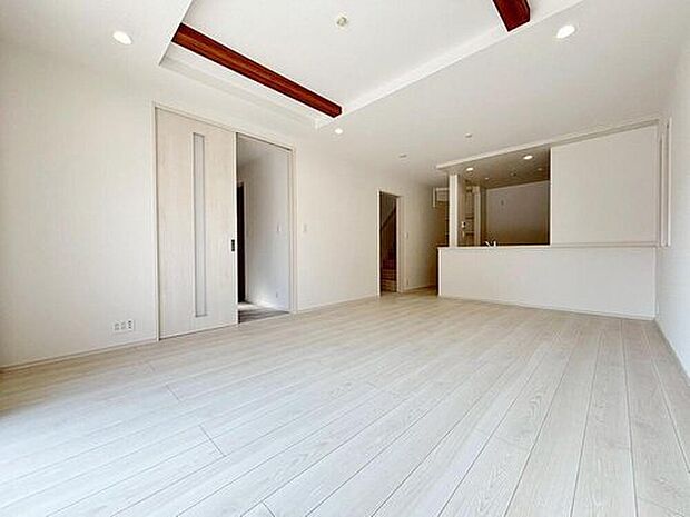 １号棟
明るいリビングです♪対面式のオープンキッチンは、家事をしながらご家族の様子が一目でわかる安心と便利な設備です♪