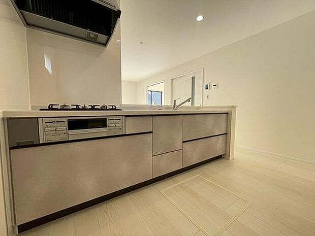 １号棟
対面式キッチンからダイニングへお食事の受け渡しがスムーズにでき効率的です。お料理中もリビングが見渡せ安心♪会話がはずむ姿が想像できますね♪