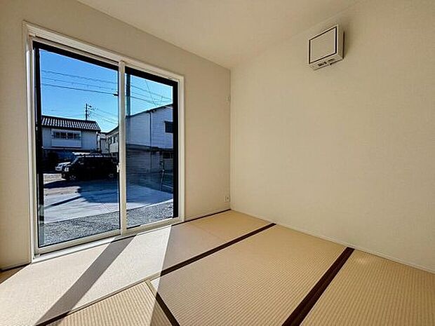 LDKと隣接した和室。リビングから目が届く場所なので、お子様の遊び部屋・お昼寝スペースとして使うのもオススメです♪　　　