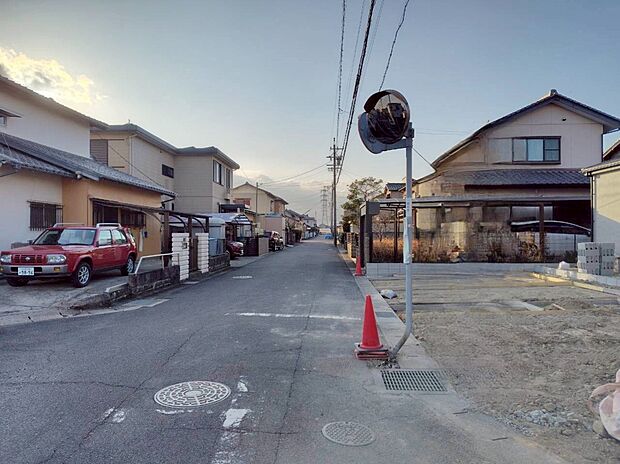 前面道路は閑静な住宅地をはしる車通りの少ない道路。お車の出し入れが苦手なママや小さなお子様にも安心ですね。しっかり舗装もされているので、ベビーカーや自転車で通っても快適に通行できます。
