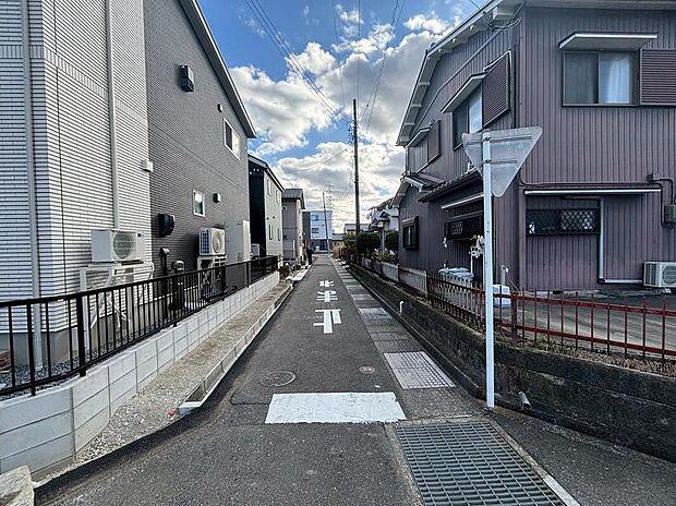 前面道路は交通量の少ない道路です。ゆとりがあり、駐車時もゆっくりと落ち着いて行える立地環境になっています♪