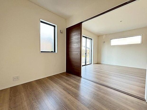 各居室に収納を完備しておりますので、いつでもお部屋をすっきりとお使い頂けそうです。自分好みのインテリアやレイアウトを考えるのも楽しいですね♪