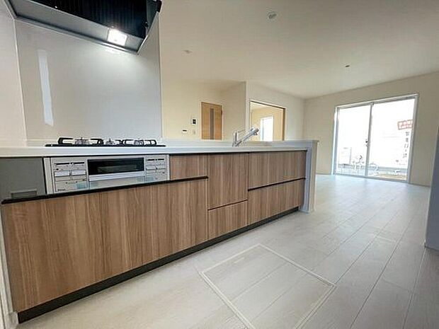 ３号棟
対面式キッチンからダイニングへお食事の受け渡しがスムーズにでき効率的です。お料理中もリビングが見渡せ安心♪会話がはずむ姿が想像できますね♪