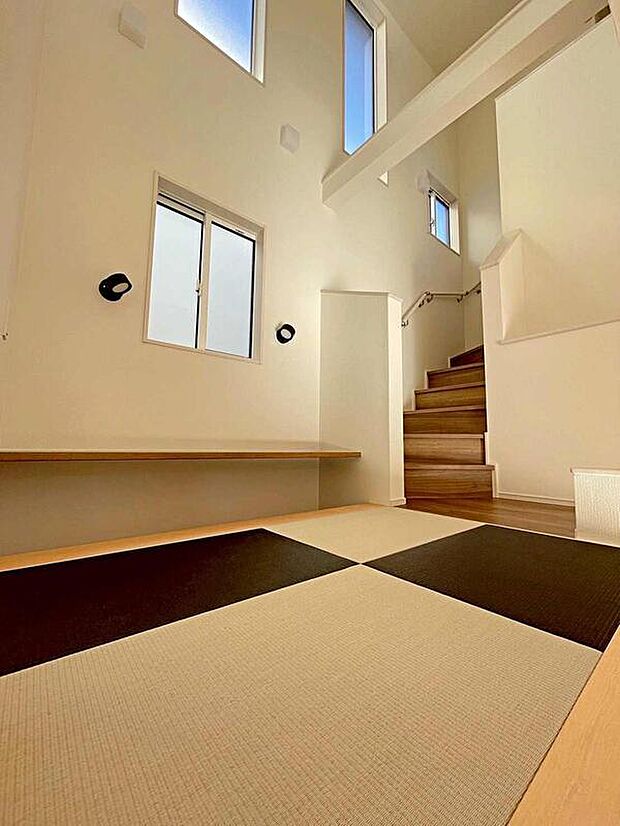 LDKと隣接したマルチスキップは上部吹抜けになっております。カウンターは掘りごたつ風の仕様で、リモートワークにも利用できます。