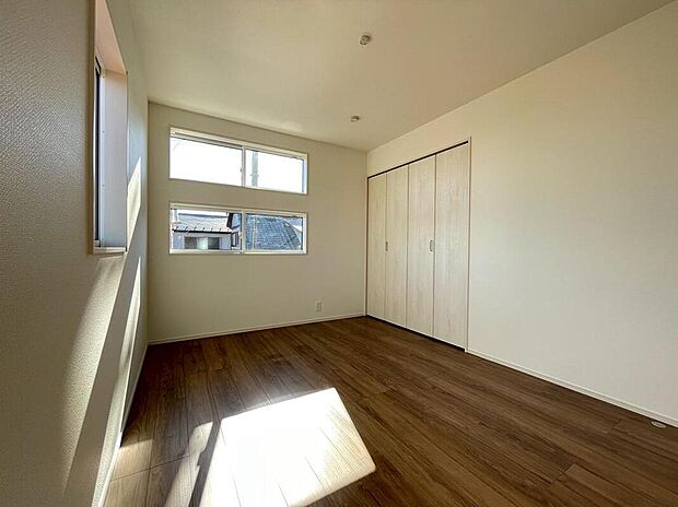 採光良好な為、晴れの日の日中はいつも明るい室内。窓を開放すれば気持ちの良い風が入り込んできます。