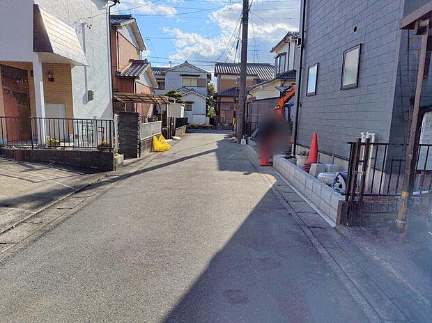 前面道路は、道路幅も広く、駐車もゆとりをもって行える環境になっています。お車の出し入れが苦手なママや小さなお子様にも安心ですね。舗装もされていて、ベビーカーや自転車で通っても快適に通行できます。