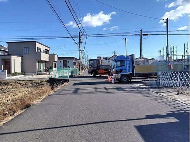 前面道路は交通量の少ない道路です。ゆとりがあり、駐車時もゆっくりと落ち着いて行える立地環境になっています♪