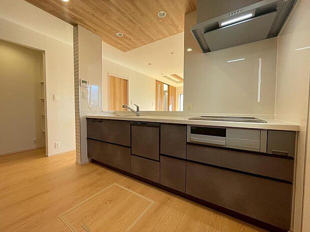 2号棟
キッチンワークしながら大切な家族との会話を楽しめる、家族のコミュニケーションが生まれる対面式のオープンキッチンです♪