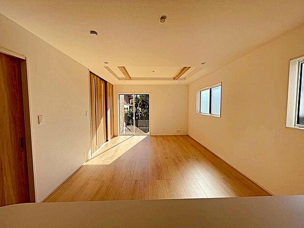 2号棟
心地よい明るい雰囲気のリビング♪採光は良好です!
家族団らんの時間も増えそうなくつろぎの場所になりそう♪