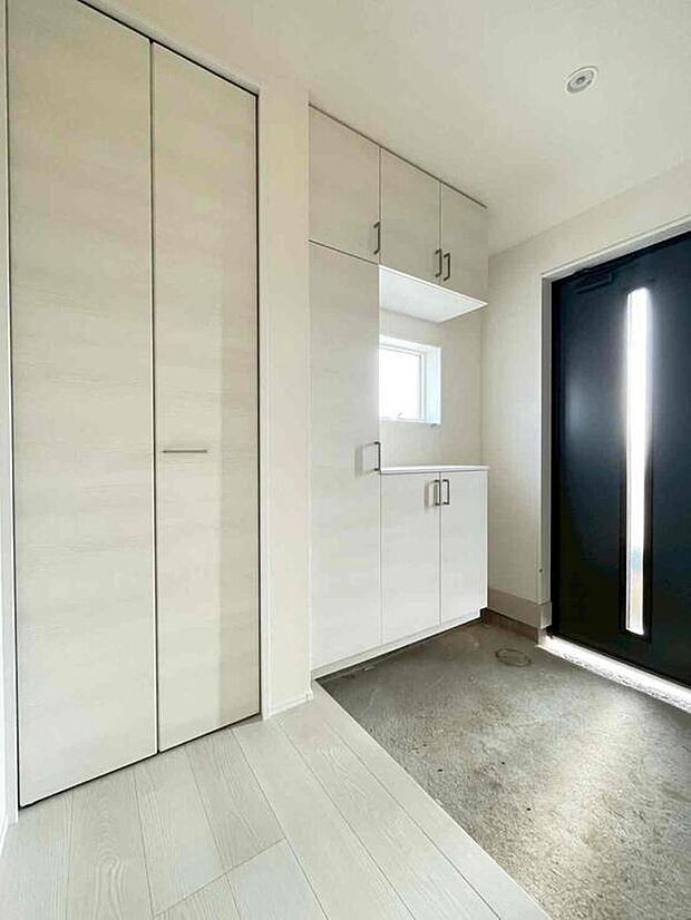 １号棟
明るくて清潔感溢れる玄関ホール。下駄箱は可動式の収納付きです♪
散らかりがちな玄関もいつもすっきりと片付きますよ。