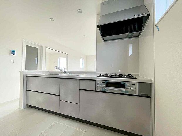 １号棟
収納力豊富なシステムキッチン。大型スライド収納付きで、すっきり片付けやすいキッチンです。
床下収納もついてたっぷり収納できます♪