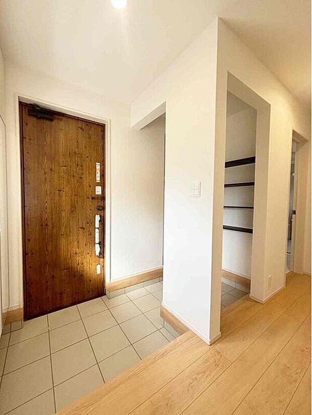 明るくて清潔感溢れる玄関。便利な姿見鏡＆下駄箱（可動棚）収納付きです♪
散らかりがちな玄関もすっきりと片付きます。