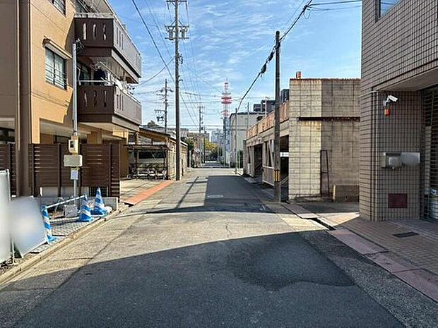 前面道路は交通量の少ない道路です。ゆとりがあり、駐車時もゆっくりと落ち着いて行える立地環境になっています♪