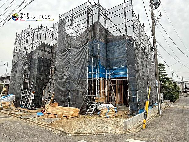 全２棟☆右１号棟・左２号棟
各棟、並列２台駐車可能♪
完成に向けて現在建築工事中です☆土日・平日を問わず毎日モデルハウスにて物件説明会を開催中☆