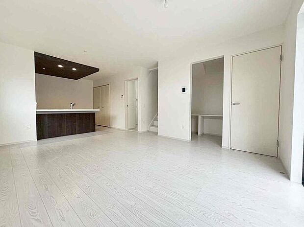 大切なご家族が集まるからこそLDKはこだわりたい!休日はおひさまの光をたっぷりと取りこめるリビングでゆったりと過ごしませんか?子供たちが元気に笑いながら走り回っても十分な広さの空間です。