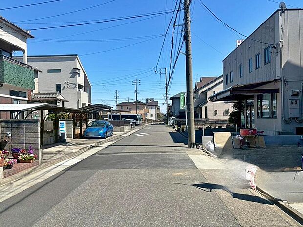 前面道路は交通量の少ない道路です。ゆとりがあり、駐車時もゆっくりと落ち着いて行える立地環境になっています♪　　　　　　　
