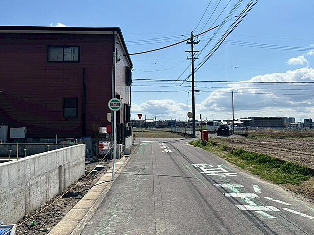 前面道路は、道路幅も広く、駐車もゆとりをもって行える環境になっています。お車の出し入れが苦手なママや小さなお子様にも安心ですね。舗装もされていて、ベビーカーや自転車で通っても快適に通行できます。