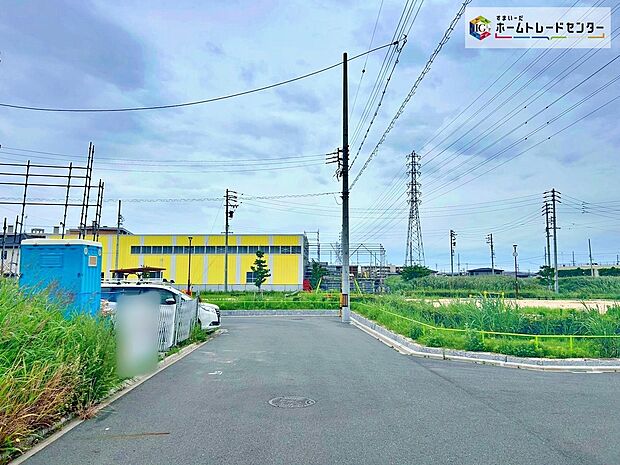 前面道路は交通量の少ない道路です。ゆとりがあり、駐車時もゆっくりと落ち着いて行える立地環境になっています♪