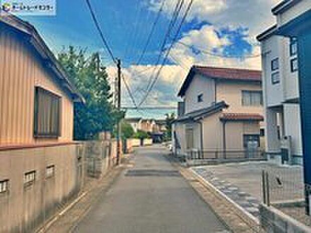 前面道路は、道路幅も広く、駐車もゆとりをもって行える環境になっています。お車の出し入れが苦手なママや小さなお子様にも安心ですね。舗装もされていて、ベビーカーや自転車で通っても快適に通行できます。
