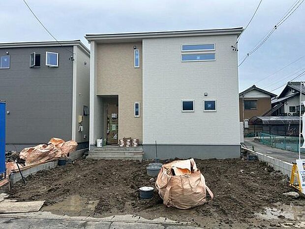 全３邸☆１号棟
建築中のためモデルハウスで構造説明会を開催しております☆設備や構造などご説明いたします！お気軽に０１２０-８８８-９８３までお問い合わせください♪