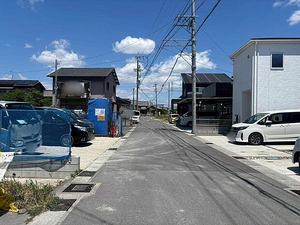 前面道路は、道路幅も広く、駐車もゆとりをもって行える環境になっています。お車の出し入れが苦手なママや小さなお子様にも安心ですね。舗装もされていて、ベビーカーや自転車で通っても快適に通行できます。