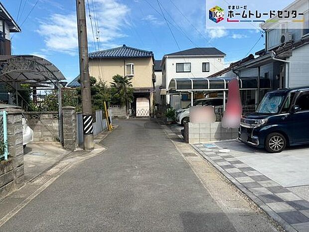 前面道路は交通量の少ない道路です。ゆとりがあり、駐車時もゆっくりと落ち着いて行える立地環境になっています♪お気軽に０１２０-８８８-９８３までお問い合わせ下さい☆