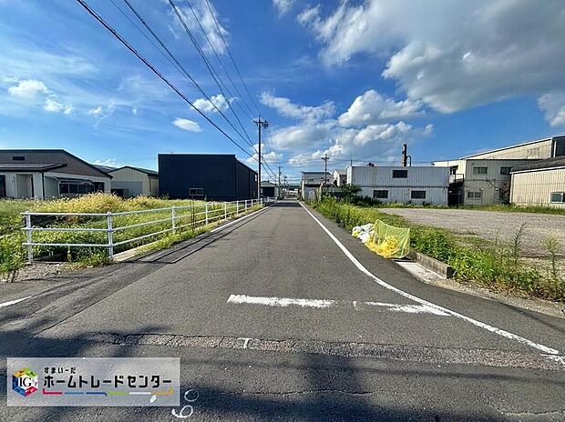 前面道路は、道路幅も広く、駐車もゆとりをもって行える環境になっています。お車の出し入れが苦手なママや小さなお子様にも安心ですね。舗装もされていて、ベビーカーや自転車で通っても快適に通行できます。