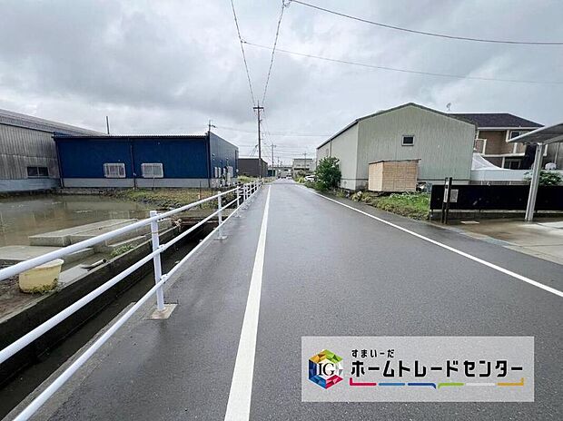 前面道路は、道路幅も広く、駐車もゆとりをもって行える環境になっています。お車の出し入れが苦手なママや小さなお子様にも安心ですね。舗装もされていて、ベビーカーや自転車で通っても快適に通行できます。