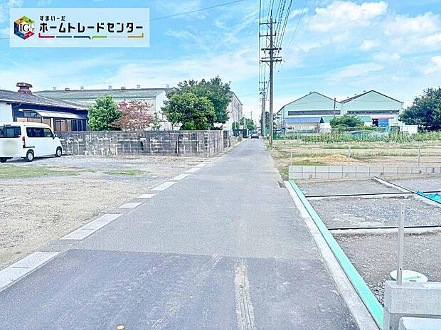 前面道路は車通りの少ない道路。お車の出し入れが苦手なママや小さなお子様にも安心ですね。しっかり舗装もされているので、ベビーカーや自転車で通っても快適に通行できます。