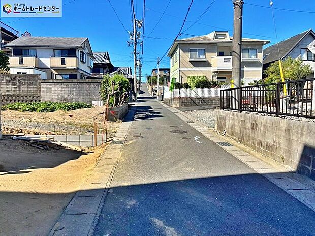 前面道路は約4ｍ。生活道路に面した落ち着いた住環境です。小学校は徒歩8分！小さいお子様も無理なく通える距離で安心です。